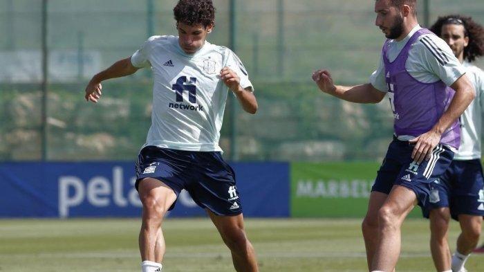 Aksi bek Real Madrid, Jesus Vallejo (kiri) dalam latihan Timnas Spanyol jelang Olimpiade Tokyo 2020.