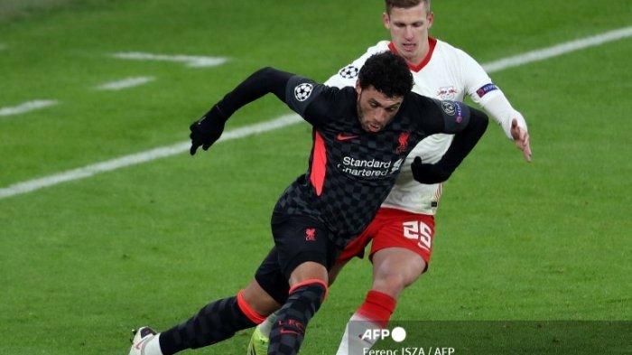 Alex Oxlade-Chamberlain berebut bola dengan Dani Olmo saat laga UEFA Champions League antara RB Leipzig melawan FC Liverpool di Puskas Arena, 16 Februari 2021. (Ferenc ISZA / AFP)