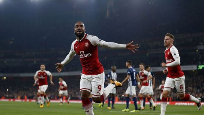 Alexandre Lacazette merayakan gol Arsenal ke gawang West Bronwich Albion pada pertandingan pekan keenam Premier League di Stadion Emirates, Senin (25/9/2017).