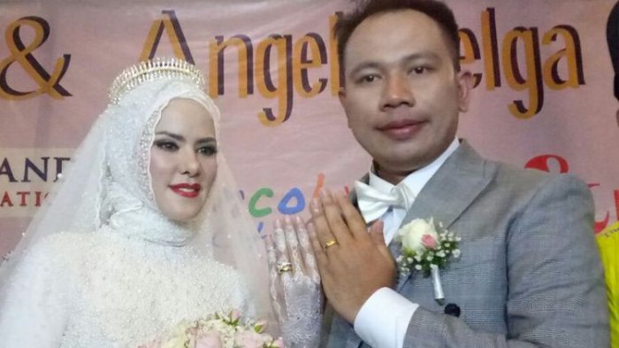 Angel Lelga dan suami, Vicky Prasetyo, saat resepsi pernikahan mereka di Ancol Beach City, Jakarta Utara, Sabtu (10/2/2018).