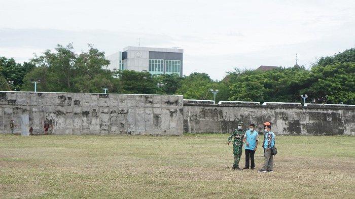 Anggota TNI tengah melakukan persiapan pembangunan RS darurat Covid-19 di Benteng Vastenburg, di Jalan Jenderal Sudirman, Kelurahan Kedung Lumbu, Kecamatan Pasar Kliwon, Kota Solo, Jumat (15/1/2021).