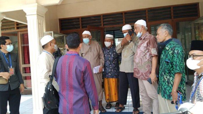 Tim Badan Nasional Penanggulangan Terorisme (BNPT) saat melakukan kunjungan ke Ponpes Islam Al-Mukmin Ngruki, Desa Cemani, Kecamatan Grogol, Kabupaten Sukoharjo, Kamis (18/2/2021).