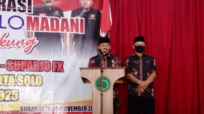 Pasangan Bagyo Wahyono - Fx Supardjo (Bajo) berpidato saat pendeklarasian dukungan Solo Madani, di Gedung IPHI, Kecamatan Laweyan, Kota Solo, Minggu (15/11/2020)