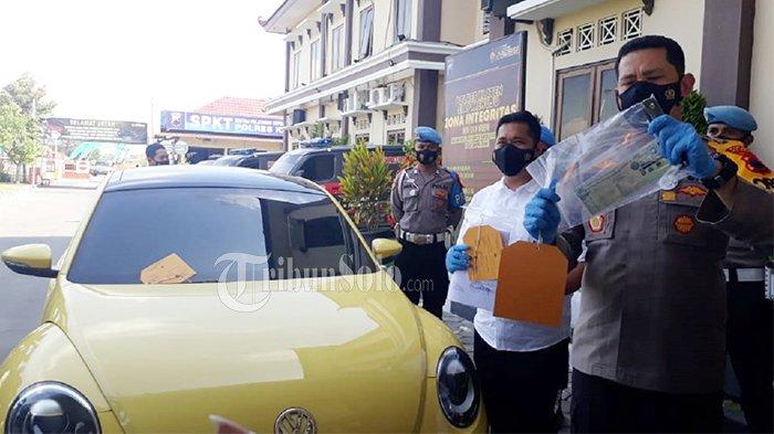 Kapolres Klaten, AKBP Edy Suranta Sitepu dan Kasatreskrim, AKP Andriansyah Rithas Hasibuan menunjukkan barang bukti berupa STNK kendaraan VW kuning dalam jumpa pers di Mapolres Klaten, Senin (10/5/2021).