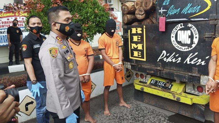 Kapolres Wonogiri AKBP Christian Tobing, saat menunjukan barangbukti ilegal loging, di Mapolres Wonogiri
