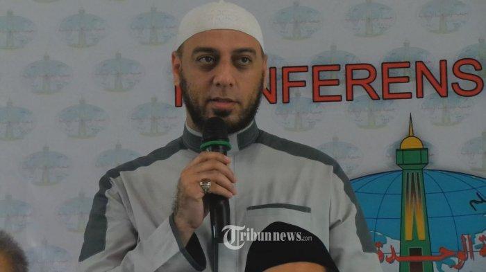 Syekh Ali Jaber saat menghadiri konfrensi pers Wahdah Islamiah di Restoran Pulau Dua, Jl. Jenderal Gatot Subroto, Senayan, Jakarta Pusat, Senin (11/1/2016).