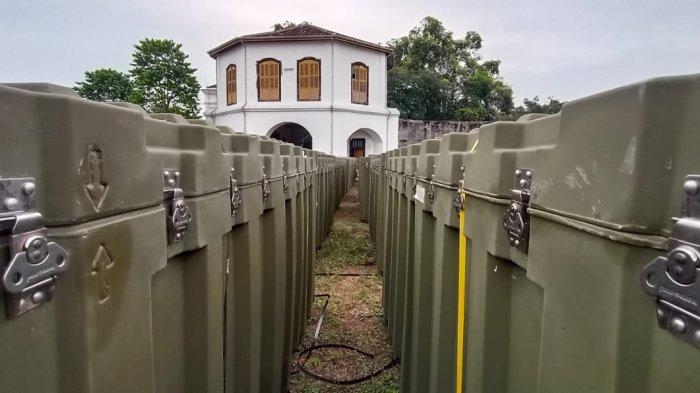 Boks berisi peralatan Rumah Sakit Lapangan tertata di kawasan Beteng Vastenburg Kota Solo, Minggu (24/1/2021).