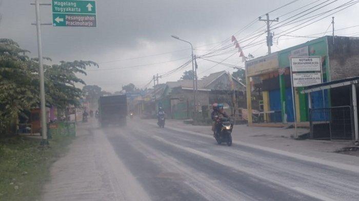 Pengendara melintas menggunakan masker saat kondisi Jalan Raya Magelang - Boyolali di Kecamatan Cepogo tertutup abu vulkanik Merapi, Kamis (28/1/2021).