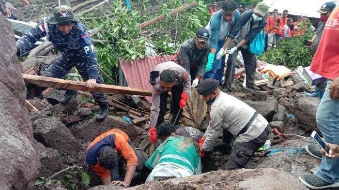 Personil Polres Lembata, Anggota TNI, tim BPBD Kabupaten Lembata dan relawan langsung berupaya melakukan pencarian korban yang tertimbun longsor di desa Waimatan, Kecamatan Ile Ape Timur, Senin 5 April 2021 petang.