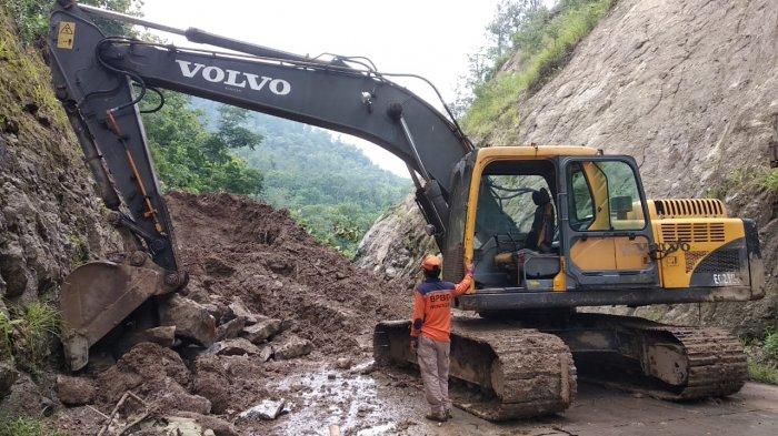 Proses evakuasi longsor di Wonogiri oleh relawan BPBD