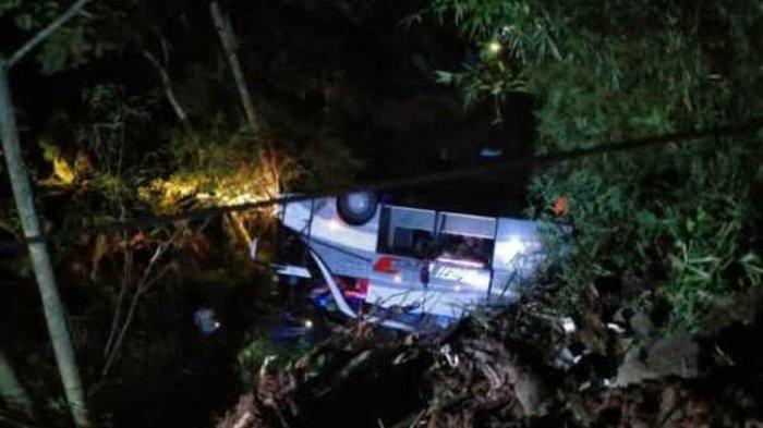 Bus peziarah asal Subang terjun ke jurang Tanjakan Cae, Wado, Sumedang, Jawa Barat, Rabu malam. Dok. Warga/KOMPAS.com