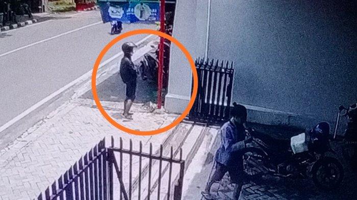 Dalam lingkaran diduga maling motor Honda Scoopy merah dan motor Vario yang ditinggalkannya di parkiran kantor jasa pengiriman Si Cepat, Jalan Monginsidi, Kelurahan Setabelan, Kecamatan Banjarsari, Kota Solo, Jumat (5/2/2021).