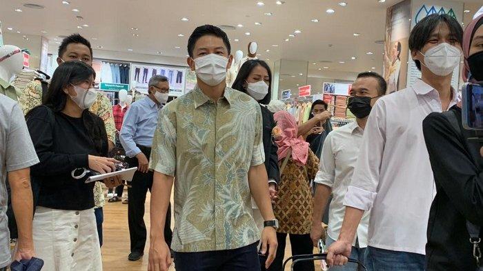 Dalam pembukaan resmi gerai Uniqlo Solo Paragon Mall terlihat pembalap F1 Indonesia, Rio Haryanto.