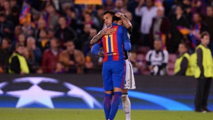Bek Juventus, Dani Alves, memeluk gelandang FC Barcelona, Neymar, usai laga kedua perempat final Liga Champions di Camp Nou, Rabu (19/4/2017).