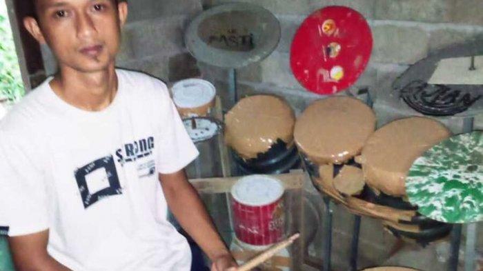 Deden Praman dan alat drum dari barang bekas.