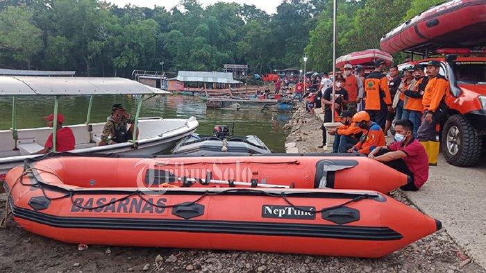 Tim gabungan yang melakukan evakuasi korban tenggelam akibat perahu terbalik di Waduk Kedung Ombo di Dukuh Bulu, Desa Wonoharjo, Kecamatan Kemusu, Kabupaten Boyolali, Sabtu (15/5/2021).