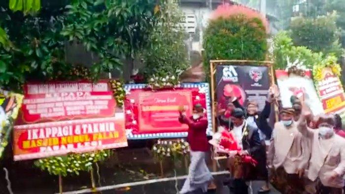 Fx Hadi Rudyatmo berjalan kaki ke kediamannya di Kelurahan Pucangsawit, Kecamatan Jebres, Kota Solo, Rabu (17/2/2021). Ia basah kuyup ketika akhir masa jabatannya sebagai Wali Kota Solo.