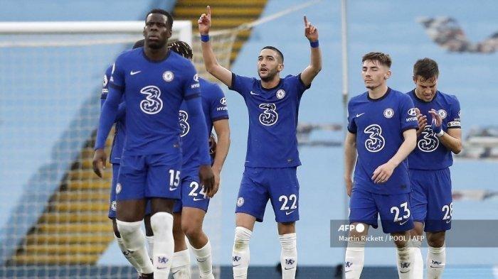 Gelandang Chelsea asal Maroko Hakim Ziyech (tengah) melakukan selebrasi setelah mencetak gol pertama mereka dalam pertandingan sepak bola Liga Utama Inggris antara Manchester City dan Chelsea di Stadion Etihad di Manchester, Inggris barat laut, pada 8 Mei 2021.