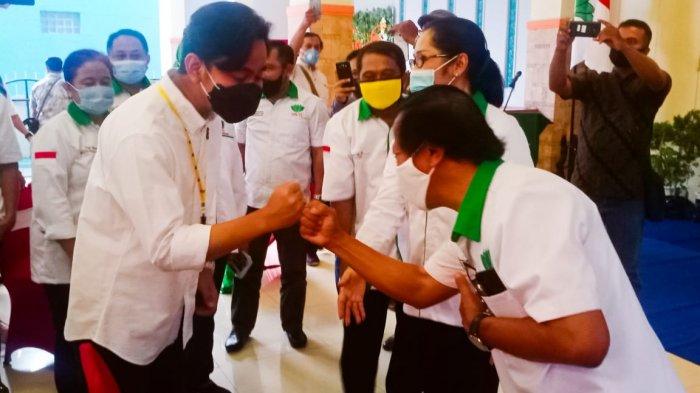 Gibran Rakabuming Raka berfoto bersalaman dengan personel HKTI Solo saat silaturahmi di Che-es Resto, Kelurahan Manahan, Kecamatan Banjarsari, Kota Solo, Sabtu (7/11/2020).