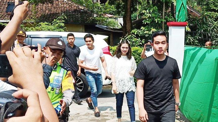 ILUSTRASI : Gibran, Selvi dan Kaesang Pangarep saat memberikan hak pilihnya untuk Pilpres 2019 di TPS nomor 38 di Kampung Tirtoyoso RT 04 RW 13 di Kelurahan Manahan, Kecamatan Banjarsari, Solo pada 17 April 2019.