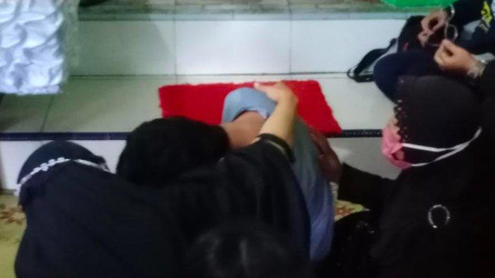 Keluarga almarhum Bripka Slamet Mulyono histeris saat jenazah tiba di rumah duka, Senin (14/12/2020).