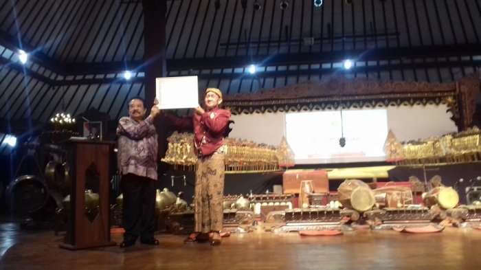 Penyerahan Remarkable of Contributions Certificate diberikan oleh Presiden Union Internationale de Marionnette (UNIMA) Indonesia, Samudra Wijaya dan diterima langsung oleh Ki Manteb Soedharsono di kampus Institut Seni Indonesia (ISI) Surakarta, Senin (3/7/2017) malam.