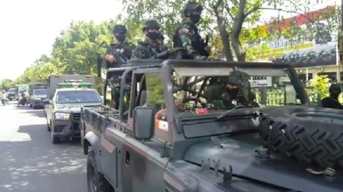Pasukan elite Komando Pasukan Khusus (Kopassus) naik jip tempur saat keliling patroli di Kota Solo, Jumat (2/4/2021).