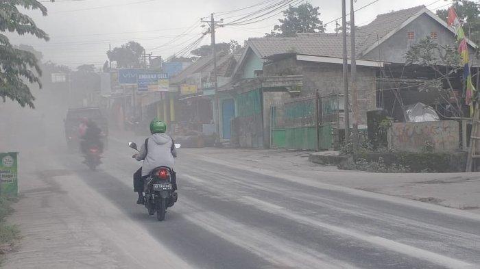 Kondisi abu vulkanik Merapi yang tampak tebal di Jalan Raya Magelang - Boyolali di Kecamatan Cepogo, Kabupaten Boyolali, Kamis (28/1/2021).