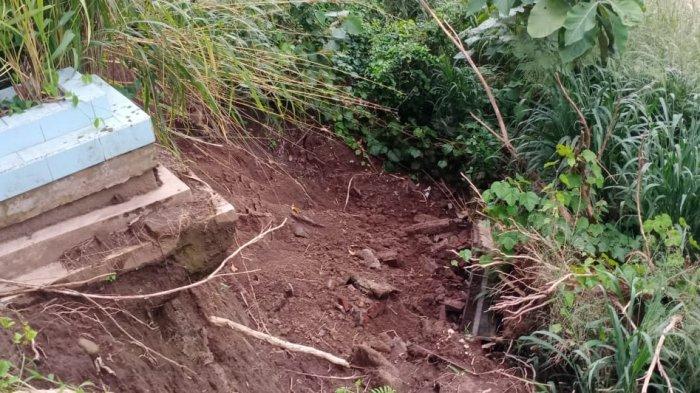 Kondisi makam di TPU Bendungan pinggir anak Sungai Kali Pepe, Desa Klodran, Kecamatan Colomadu, Kabupaten Karanganyar, Senin (22/2/2021). Makam tersebut hampir jatuh karena tanah penyangganya terkikis.