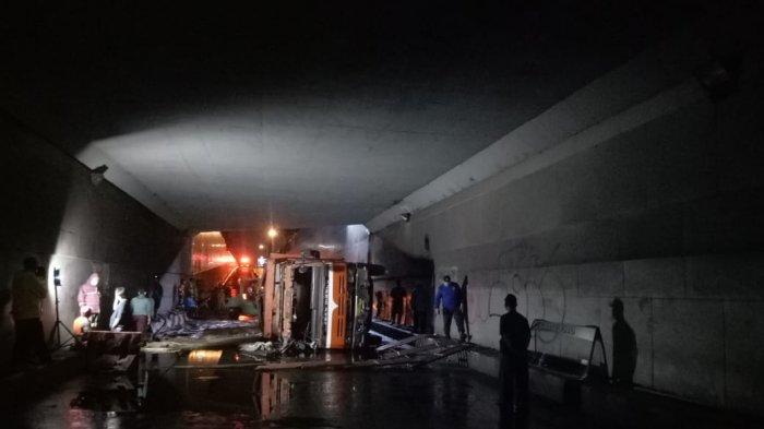 kondisi truk terguling di underpass Makamhaji, Kartasura, Sukoharjo, Santu (12/12/2020)