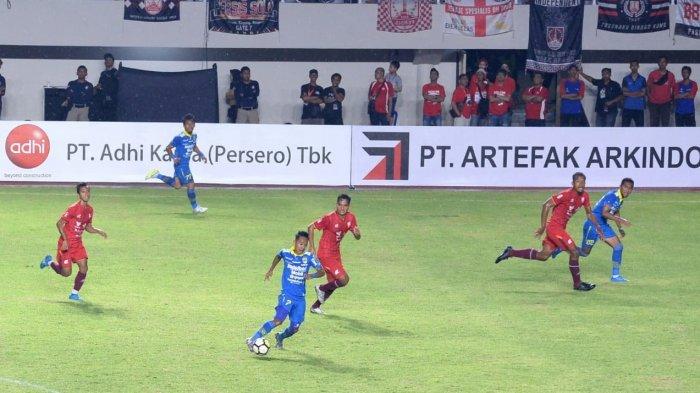 Laga persahabatan Persis Solo vs Persib Bandung di Stadion Manahan Solo, Sabtu (15/2/2020).