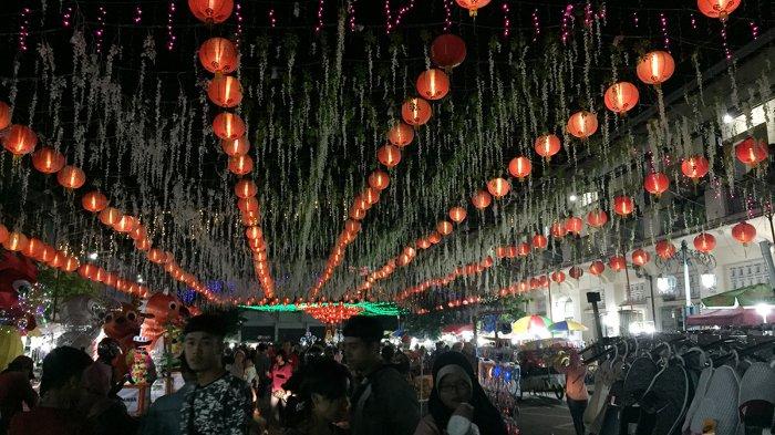 Ribuan lampion dipasang di kawasan Pasar Gede, Solo, Jawa Tengah, untuk menyambut perayaan Tahun Baru Imlek, Rabu (6/2/2019).