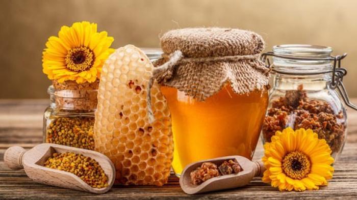 Madu adalah minuman alami yang selama ini dipercaya dapat menyehatkan tubuh kita. Hal ini disebabkan oleh adanya kandungan nutrisi yang kaya dalam madu
