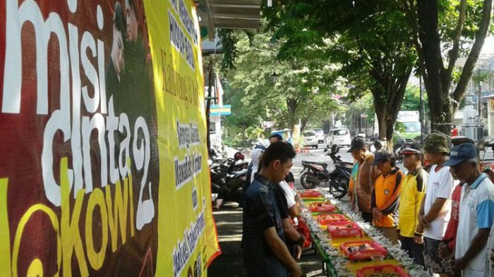 Warga, tukang becak, dan pedagang makan bersama jenang sumsum di Kedai Nabung Jalan Bhayangkara Kecamatan Laweyan, Solo, Jawa Tengah, Jumat (10/11/2017).