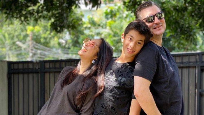 Maudy Koesnaedi bersama suami dan anaknya.