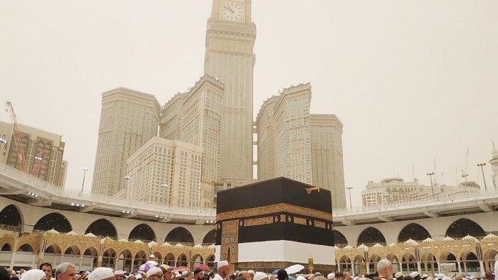 Umat Islam melakukan tawaf mengelilingi Ka'bah di Kota Makkah Al Mukaromah, Arab Saudi.