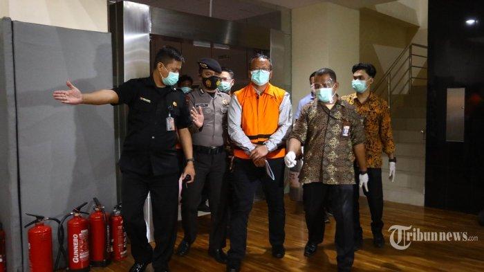 Menteri Kelautan dan Perikanan Edhy Prabowo mengenakan rompi oranye usai menjalani pemeriksaan di gedung KPK, Jakarta, Rabu (25/11/2020). KPK resmi menahan Edhy Prabowo bersama enam orang lainnya terkait Operasi Tangkap Tangan (OTT) dalam kasus dugaan suap proses penetapan ekspor benih lobster.