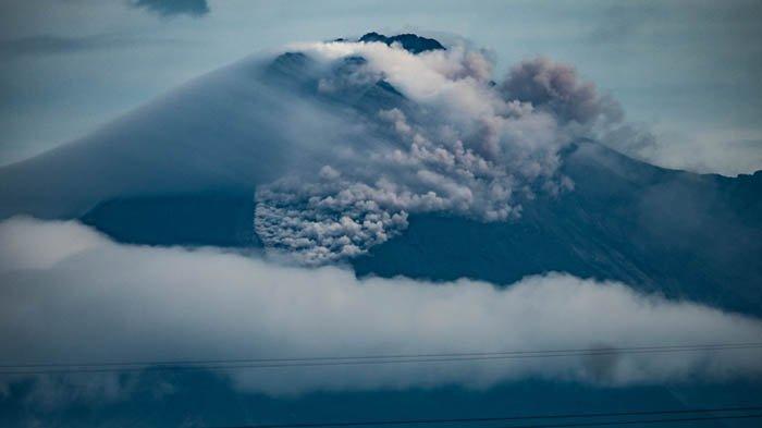 Gunung Merapi mengalami erupsi besar pada Rabu (27/1/2021). Mengeluarkan guguran dan letusan awan panas. Foto diambil dari Bantul.