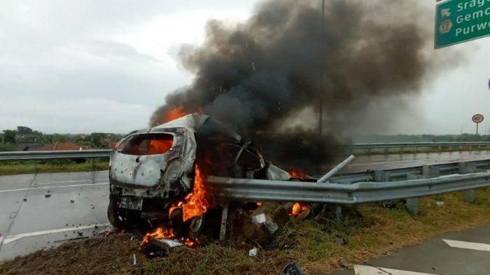 Sebuah mobil terbakar di jalur exit tol Pungkruk Sragen, Jumat (18/12/2020).