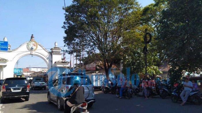 Para pedagang Pasar Klewer yang menanti bukanya aktivitas Pasar di sepanjang Jalan Radjiman pada Senin (26/7/2021)