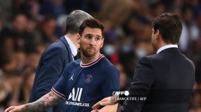 Pemain depan Paris Saint-Germain Argentina Lionel Messi (kiri) melihat ke arah pelatih kepala Paris Saint-Germain Argentina Mauricio Pochettino saat ia meninggalkan lapangan selama pertandingan sepak bola L1 Prancis antara Paris-Saint Germain (PSG) dan Olympique Lyonnais di Stadion Parc des Princes di Paris pada 19 September 2021.