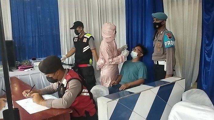 Pengendara menjani swab antigen di Jalan Raya Solo-Jogja, Pos Lantas Tangguh, Kecamatan Prambanan, Kabupaten Klaten, Jumat (30/4/2021).