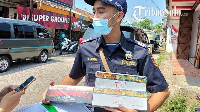 Penggrebekan toko kelontong yang menjual rokok ilegal di kecamatan Simo (19/8/2021).