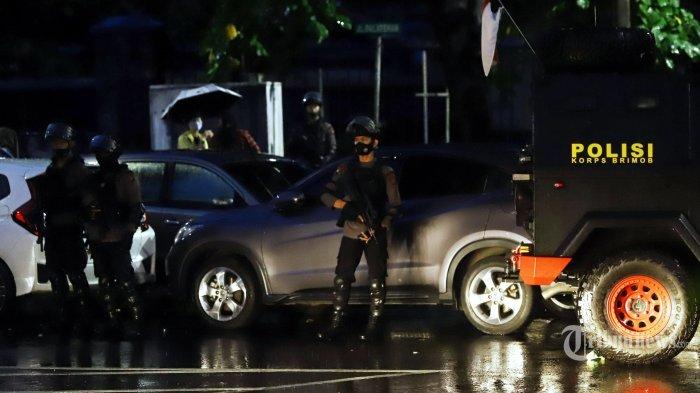 Pasukan Brimob Polri melakukan penyisiran dan penjagaan ketat usai penyerangan teroris di Mabes Polri, Jakarta Selatan, Rabu (31/3/2021).