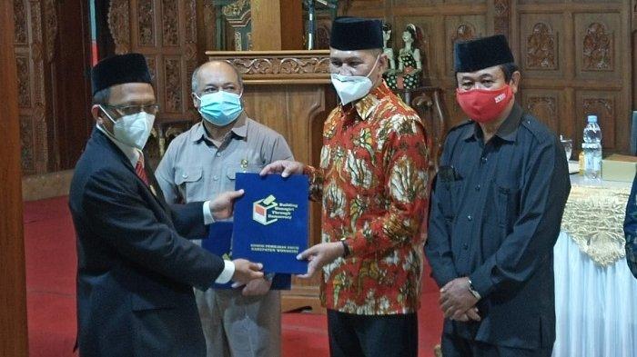 Penyerahan berita acara saat rapat pleno terbuka penetapan paslon terpilih Pilkada Wonogiri, Jumat (23/1/2021)