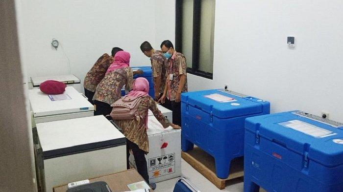 Petugas menata Vaksin Covid-19 Sinovac yang disimpan di UPT Instalasi Farmasi DKK di Kelurahan Bumi, Kecamatan Laweyan, Kota Solo, Selasa (12/1/2021) malam.