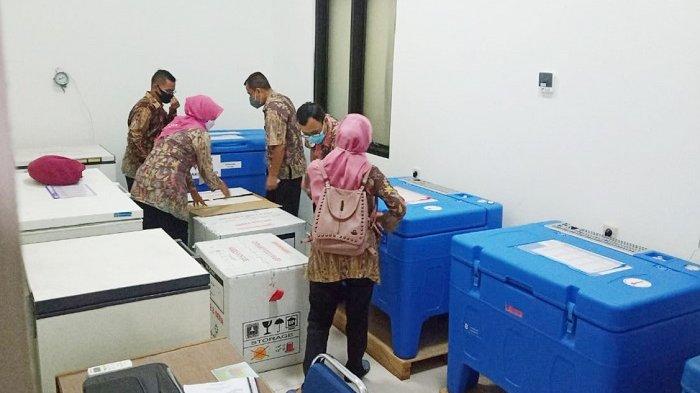Petugas menata Vaksin Covid-19 Sinovac yang disimpan di UPT Instalasi Farmasi DKK di Kelurahan Bumi, Kecamatan Laweyan, Kota Solo, Selasa (12/1/2021) malam.