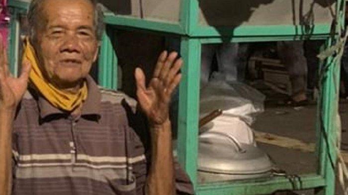 Potret Sukimin (88) alias Mbah Min penjual baksonya khas Wonogiri pakai gerobak di kawasan simpang lima Gladag, Jalan Mayor Sunaryo, Kecamatan Pasarkliwon, Kota Solo, Senin (19/4/2021).