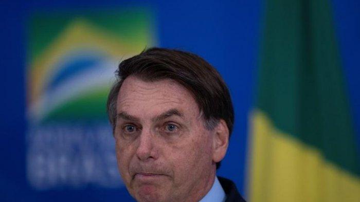 Presiden Brasil Jair Bolsonaro saat menghadiri pertemuan dengan para gubernur di Brasil, untuk menentukan strategi menangani wabah virus corona. Pertemuan dihelat di Brasilia, Brasil, 23 Maret 2020.
