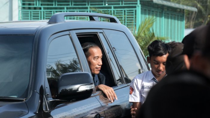 Presiden Joko Widodo menaiki Toyota Land Cruiser.